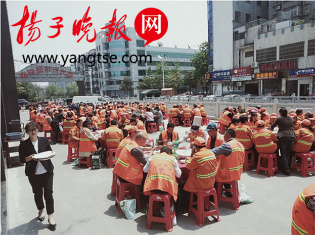 开云在线登录设“观光海鲜宴席 致敬环卫工人” 引媒体争相报道