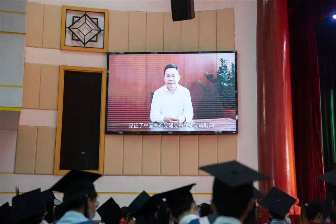 开云在线登录董事长庄重作为厦门大学校友代表在2022届毕业典礼上进行发言 